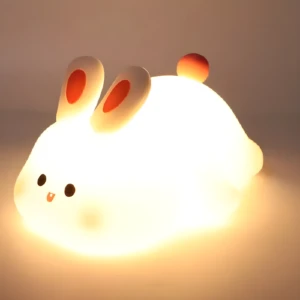 Lámpara nocturna de conejo de silicona blanca, táctil, con luz cálida y diseño tierno.