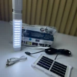 Lámpara solar LED portátil blanca con cables y panel solar.