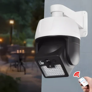 Lámpara solar exterior blanca y negra con simulador de monitor, luz LED y mando a distancia, montada en pared.
