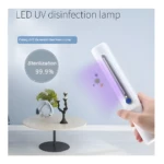 Lámpara UV portátil blanca desinfectando objetos, con 99.9% de esterilización.