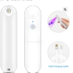 Lámparas esterilizadoras UV portátiles blancas, muestran pantalla digital y luz violeta desinfectando bacterias, incluyen cable de carga.