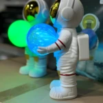 Lámpara astronauta blanca con esfera azul brillante y verde, parlante Bluetooth, FM.
