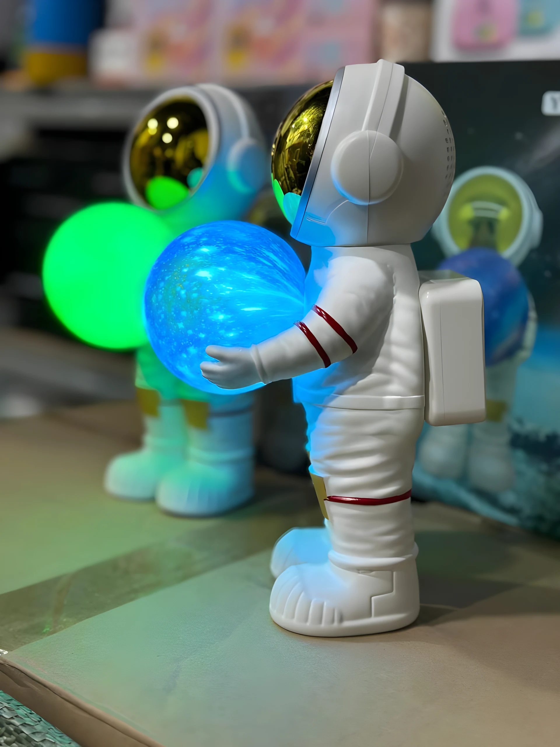 Lámpara astronauta blanca con esfera azul brillante y verde, parlante Bluetooth, FM.