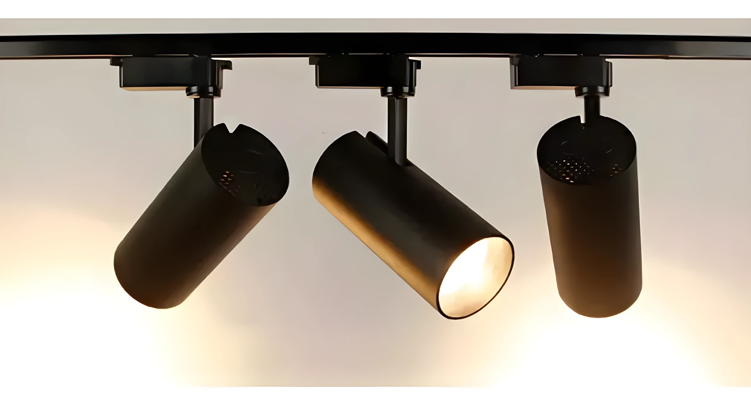 Set 3 lámparas spot cilíndricas negras con cabezales móviles, iluminación para riel.