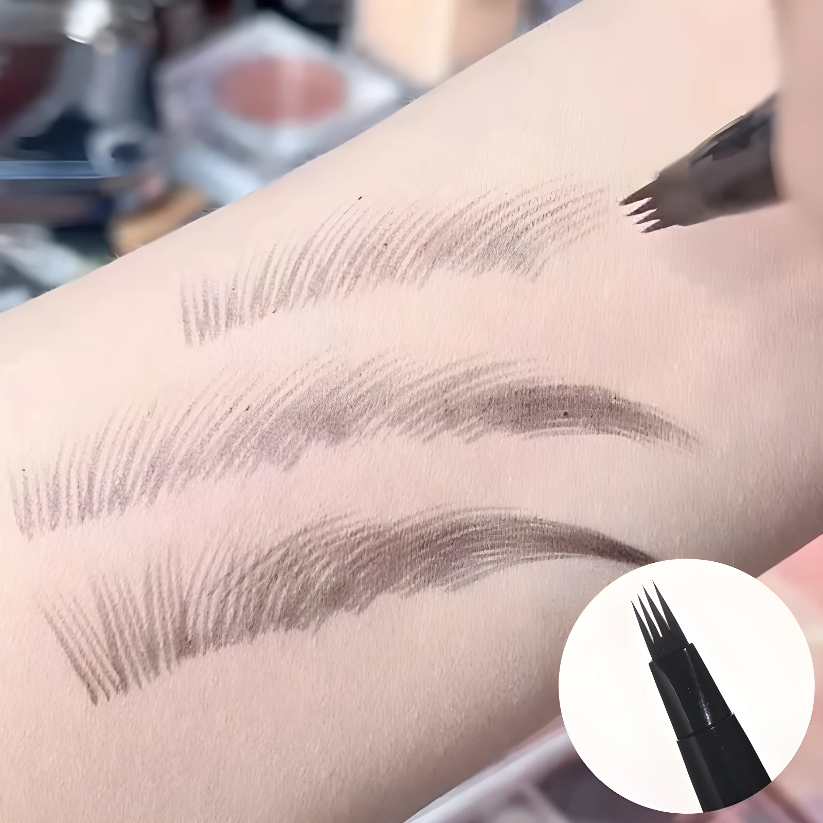 Demostración de plumín de cejas y barba marrón oscuro con punta de microcuchillas dibujando trazos de vello sobre piel clara.