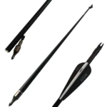 Flechas de carbono negras para tiro al blanco, vistas en detalle: punta metálica intercambiable y culatín con paletas negras y blancas.