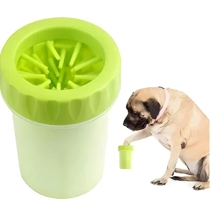 Limpia patas de perro portátil verde claro, con cerdas de silicona, junto a un perro mastín usando el dispositivo.