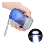 Linterna LED manual recargable con manivela, cuerpo azul y gris, ideal para emergencias.