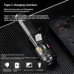 Linterna táctica negra con puerto de carga USB-C reversible, conectada a un cargador de pared.