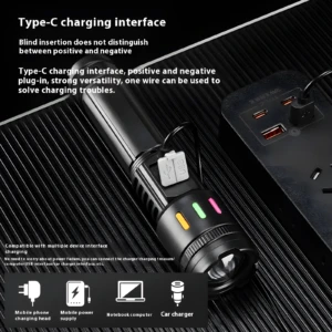 Linterna táctica negra con puerto de carga USB-C reversible, conectada a un cargador de pared.