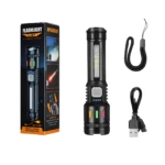 Linterna táctica recargable negra L-41 con zoom, luces de colores laterales y correa, junto a cable USB-C y empaque.