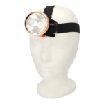 Linterna frontal LED minera, luz blanca potente, aro exterior cobre rosado, montada en cabeza de maniquí blanca con banda elástica negra.