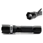 Linterna táctica LED negra de aluminio, con zoom ajustable, vista frontal detallada y cable de carga.