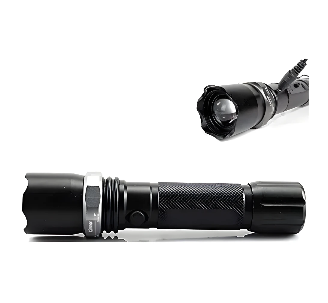 Linterna táctica LED negra de aluminio, con zoom ajustable, vista frontal detallada y cable de carga.