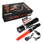 Linterna táctica LED negra SWATT con accesorios: batería recargable, adaptador de pared, cargador de coche y bastón señalizador rojo.