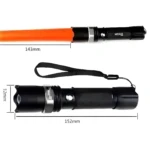 Linterna táctica negra con accesorio de luz de señalización naranja. Dimensiones: 152mm de largo y 32mm de diámetro de cabeza.