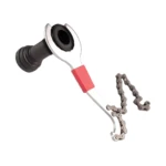 Llave para eje de pedalier de bicicleta con mango negro y banda roja, sujetando una sección de cadena metálica.