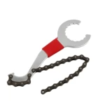 Llave extractora de bielas de bicicleta cromada con mango rojo y cadena oscura para ajuste y mantenimiento.
