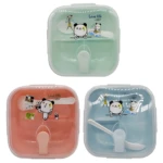 Tres loncheras cuadradas compactas con divisiones y tapa, una verde menta, otra rosa y una azul, con dibujos de oso panda y cuchara incluida.