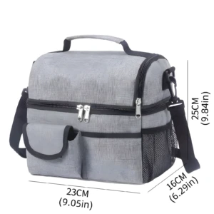 Lonchera térmica gris de doble compartimento con asas, correa, bolsillos laterales y medidas de 23x16x25cm.