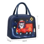 Lonchera térmica infantil azul con diseño 3D de camión de bomberos y koala. Medidas 22x11x19 cm.