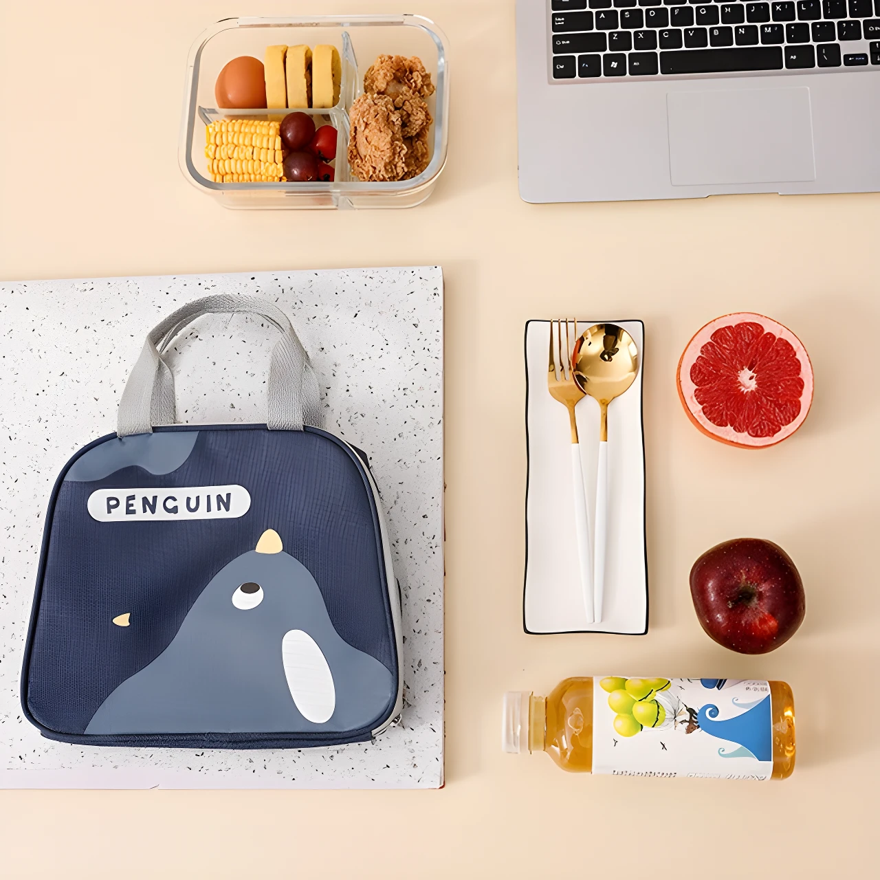 Lonchera térmica azul con diseño de pingüino, ideal para llevar alimentos frescos.