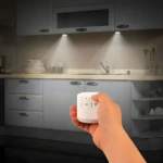 Luces LED adhesivas bajo gabinetes de cocina con control remoto.