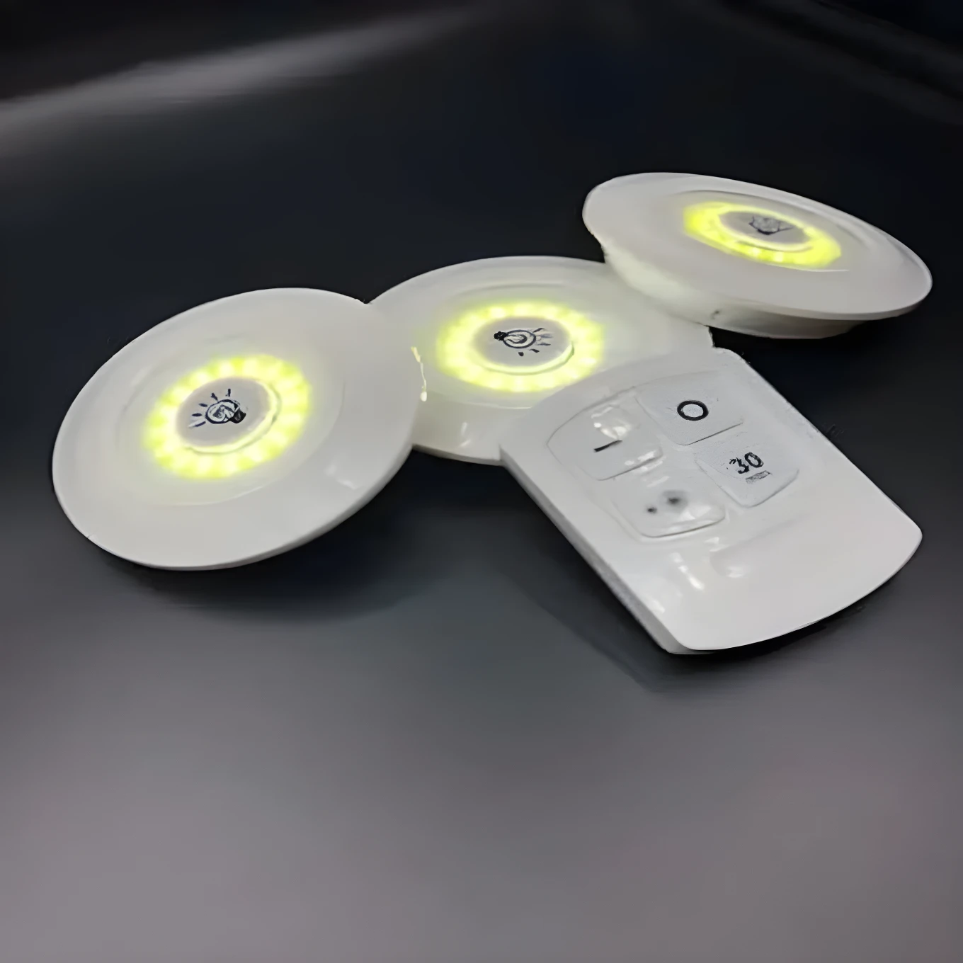 Set x3 luces LED adhesivas redondas blancas, luz amarilla cálida, con control remoto.