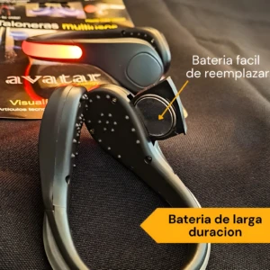 Par de taloneras deportivas negras con luz LED roja encendida, mostrando compartimento de batería de fácil reemplazo y texto promocional en español.