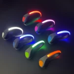 Siete luces LED deportivas para calzado, tipo talonera, en colores blanco, rojo, rosa, azul, verde y naranja, sobre fondo oscuro.