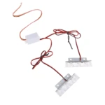 Barra estroboscópica LED para parrilla vehicular, con cableado y dos módulos de tres luces cada uno.