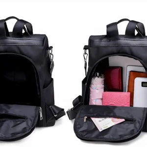 Mochila negra mujer, vista de frente abierta mostrando interior vacío y otro con artículos personales, billete de 100.