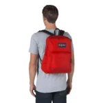 Mochila Jansport roja, vista posterior, hombre con camiseta gris y jeans oscuros, ideal para uso casual.