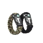 Dos pulseras de supervivencia paracord, una camuflaje verde y otra negra, con brújula integrada.