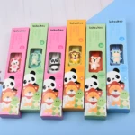 Seis cajas alargadas de repelente de mosquitos con personajes 3D (conejo, dinosaurio, panda, león, oso, hipopótamo) y banda de silicona ajustable, colores rosa, verde, amarillo y azul.