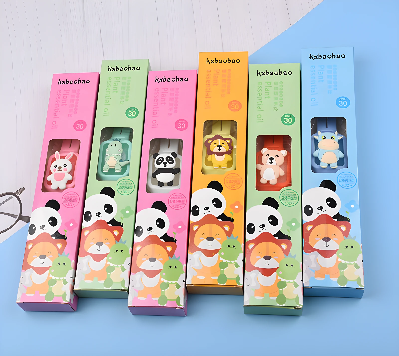 Seis cajas alargadas de repelente de mosquitos con personajes 3D (conejo, dinosaurio, panda, león, oso, hipopótamo) y banda de silicona ajustable, colores rosa, verde, amarillo y azul.