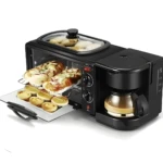 Cafetera y tostadora Sokany 3 en 1 negra con panes y pasteles dentro, ideal para desayunos completos.
