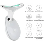 Dispositivo blando de belleza para cuello y mentón, blanco y plateado, con luz verde, mostrando 8 funciones clave como IPL, vibración y calor constante.