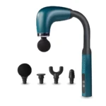 Pistola masajeador azul oscuro con mango curvo y cuatro cabezales intercambiables de espuma negra.