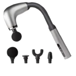 Masajeador de percusión plateado con brazo curvo de extensión y cuatro cabezales intercambiables negros.