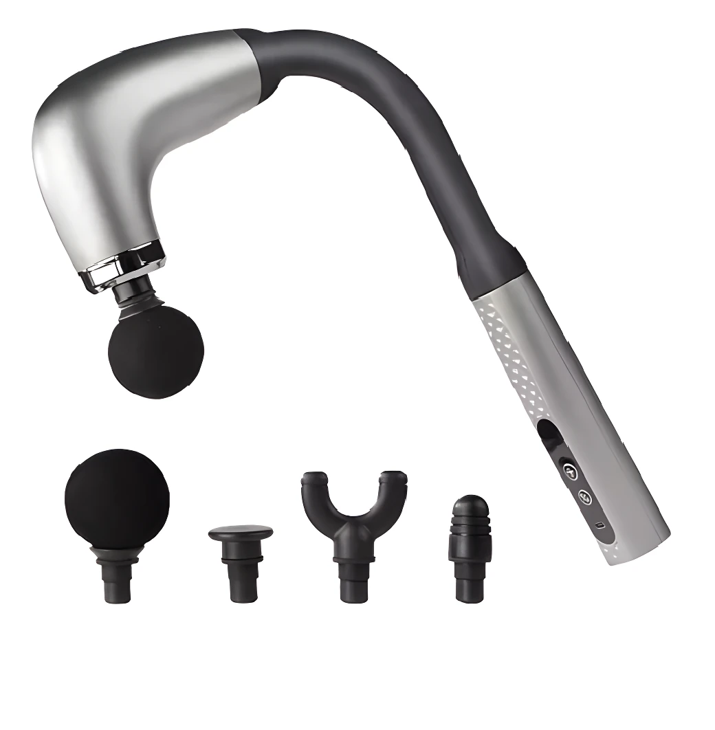 Masajeador de percusión plateado con brazo curvo de extensión y cuatro cabezales intercambiables negros.