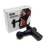 Pistola masajeadora Fascial Mini negra junto a su empaque con silueta de deportista.