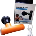 Pistola de masaje Fascial Mini color naranja y negro, fuera de caja junto a cable USB blanco y empaque con sellos CE FC.