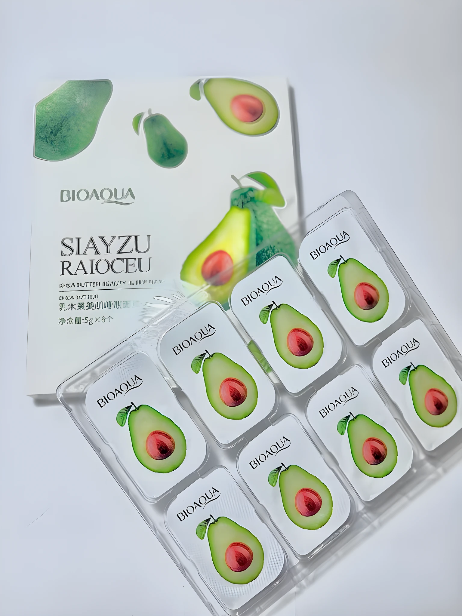 Caja y blíster con 8 cápsulas individuales de mascarilla facial BIOAQUA de aguacate, producto para hidratación y calma.