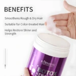 Mano aplicando crema capilar "Botox Keratin" de Kormesic de un tarro morado. Beneficios: suaviza, para cabello teñido, restaura brillo.