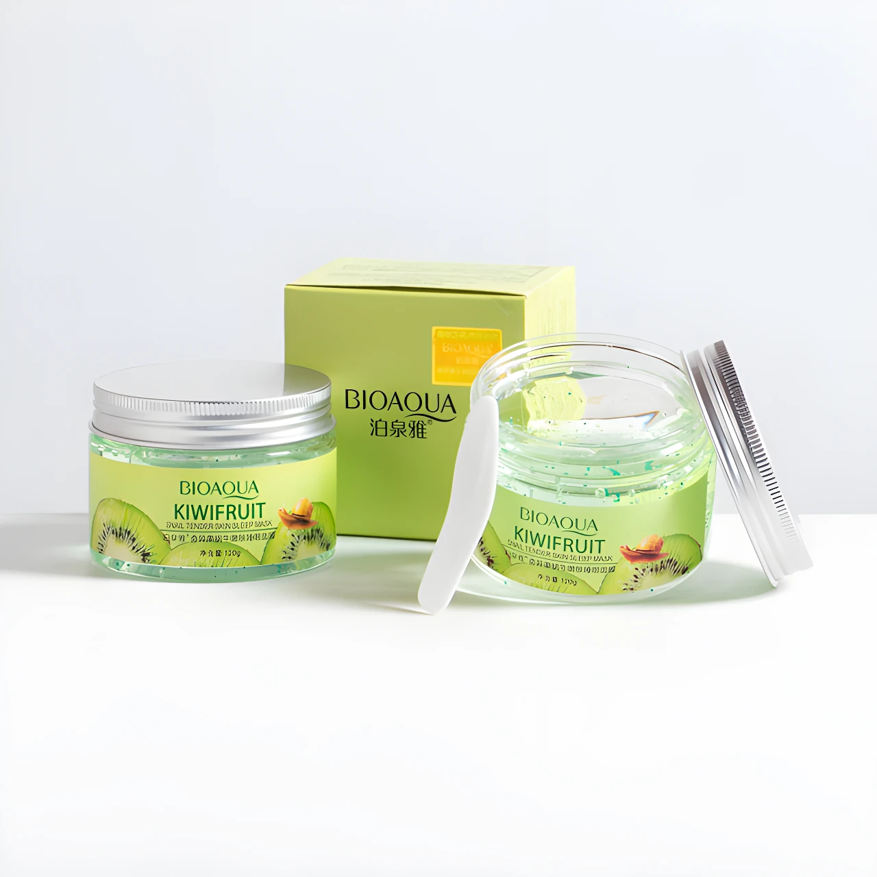 Mascarilla Nocturna de Kiwi Bioaqua, gel verde con trozos, tarro abierto y caja verde al fondo, con espátula blanca.