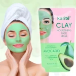 Mujer con toalla blanca usa mascarilla de arcilla verde Karité Aguacate, empaque rosa y verde de 20 ml.