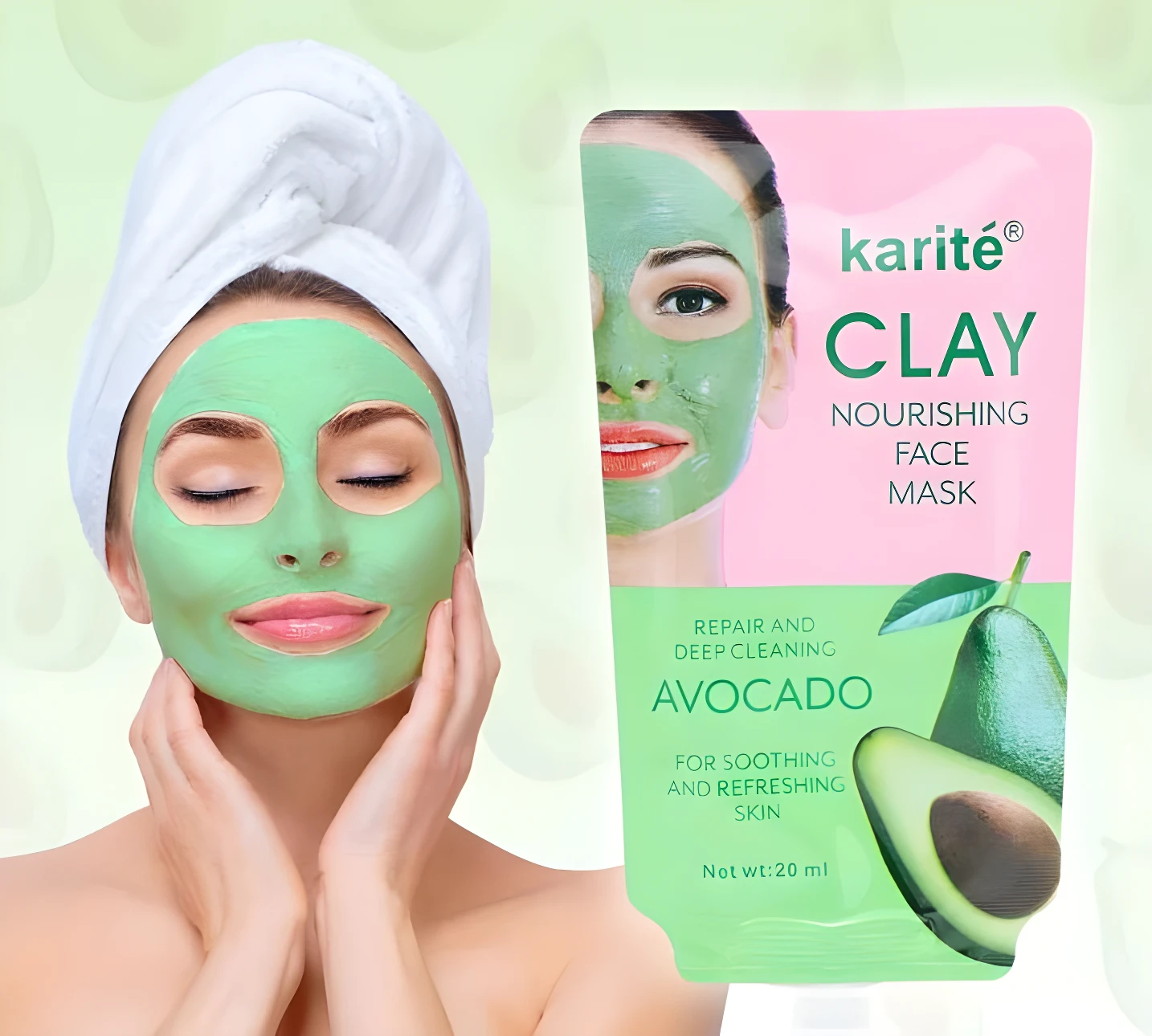 Mujer con toalla blanca usa mascarilla de arcilla verde Karité Aguacate, empaque rosa y verde de 20 ml.
