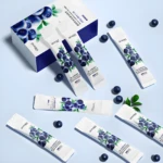 Set x3 mascarillas BIOAQUA de arándanos para hidratación antioxidante, sobre fondo azul con arándanos sueltos.