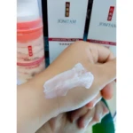Set x2 mascarilla hidratante JOMTAM en mano, con producto expuesto. Repone humedad y revitaliza piel.